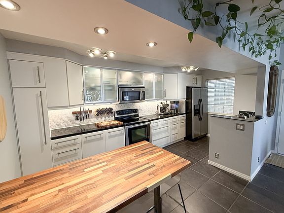 4th image of 650 S Main St APT 2303
