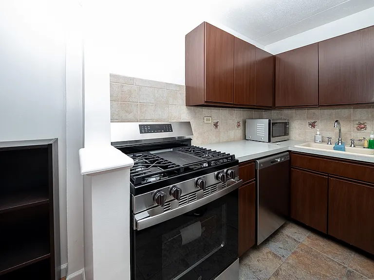 301 Cathedral Pkwy #7V — Photo 9