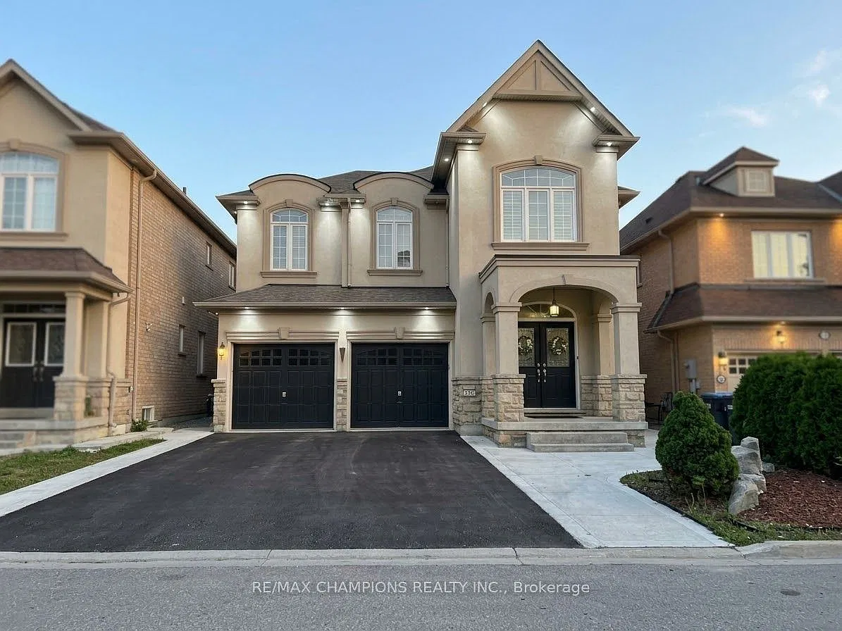13 Black Diamond Cres — Photo 1