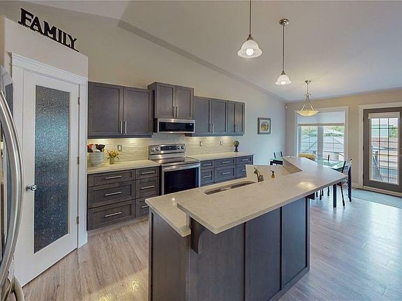 3rd image of 1363 N Bissett Pl