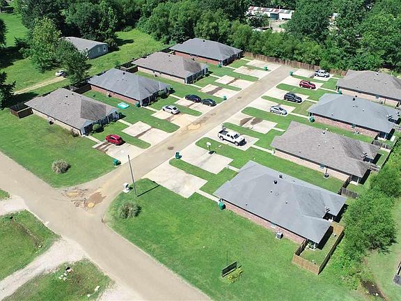 2nd image of 100 Elm Creek Dr