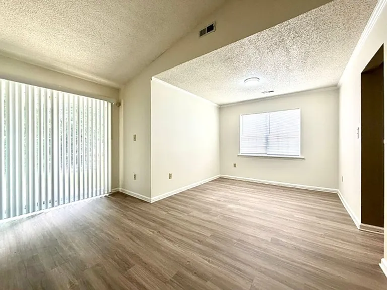 8231 Meadowdale Ln — Photo 7