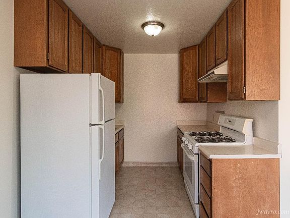 5th image of 2414 Pine St APT 302