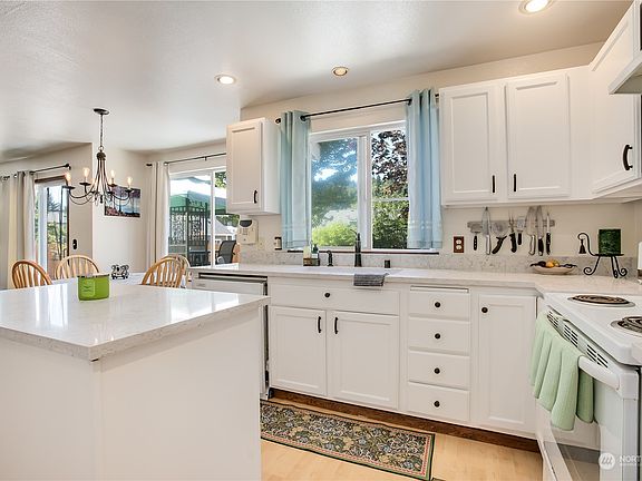 4th image of 15604 253rd Avenue E