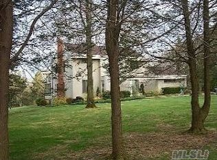 9 Maria Ln, Glen Head, NY 11545