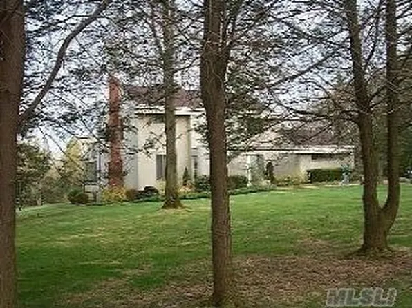 9 Maria Ln, Glen Head, NY 11545