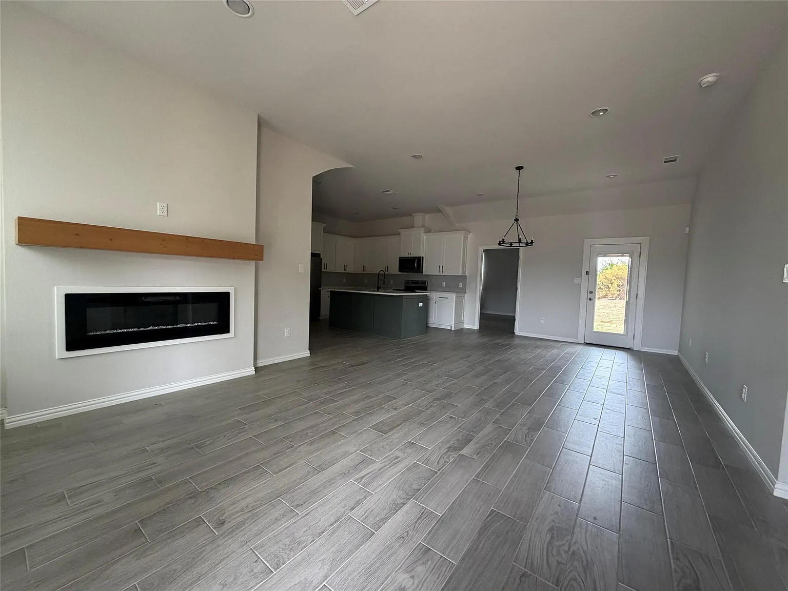 3 bed, 1587 sqft, $2,225 — Photo 3