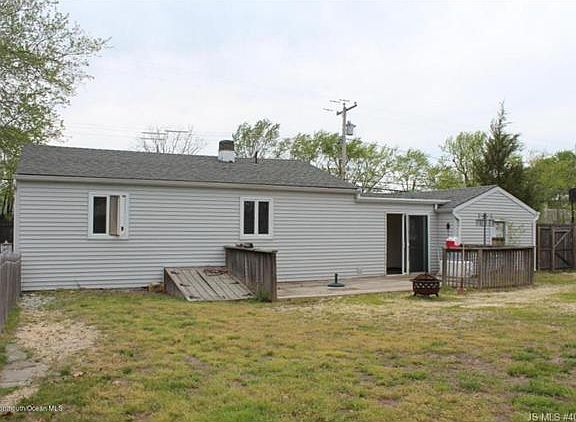2nd image of 833 Beachwood Blvd