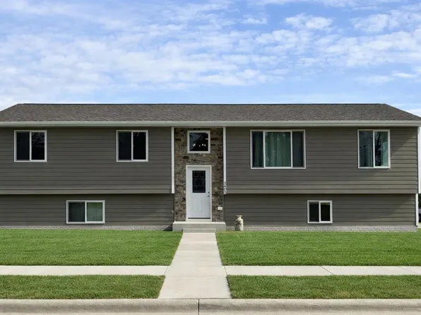 1403 Millie Ln, Yankton, SD 57078