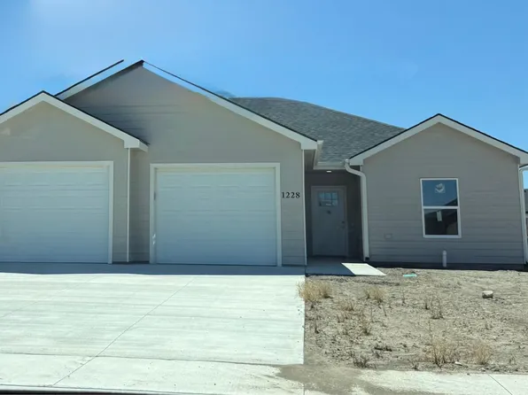 1228 Fountain Dr, Salina, KS 67401