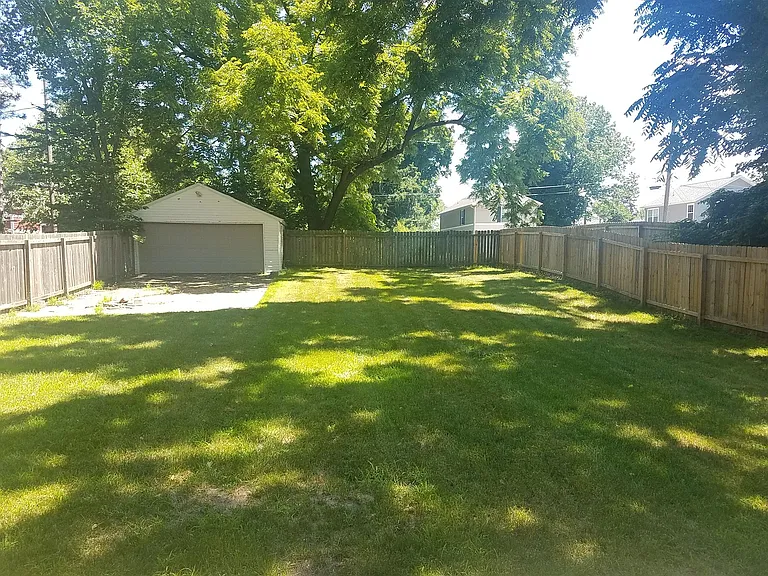 916 N Hill St — Photo 18