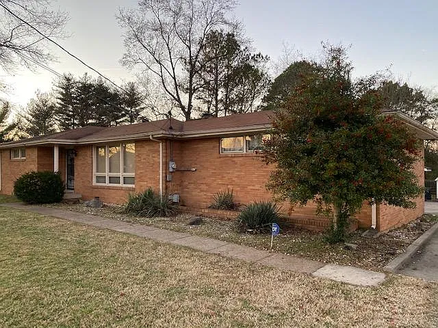 3 bed, 2043 sqft, $2,300 — Photo 2