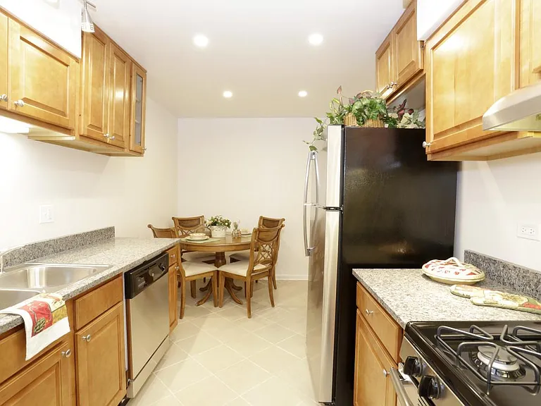 The Promenade Apartments — Photo 18