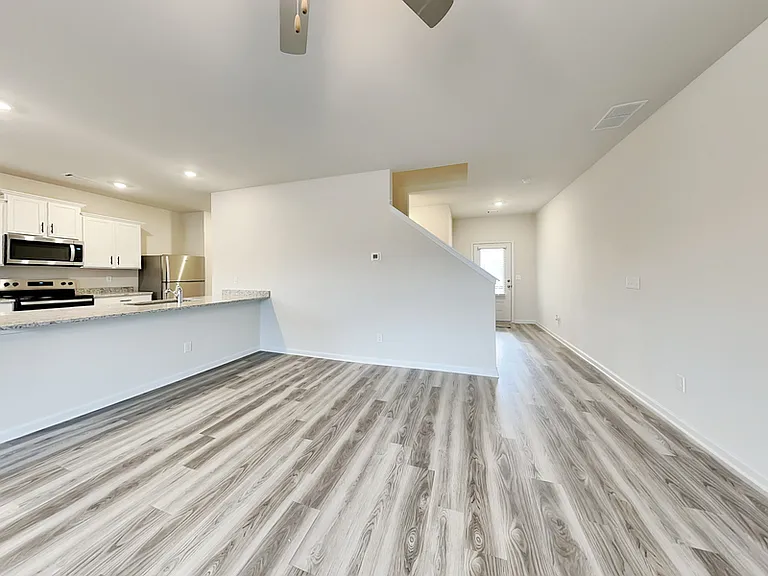 127 Avondale Blvd — Photo 2