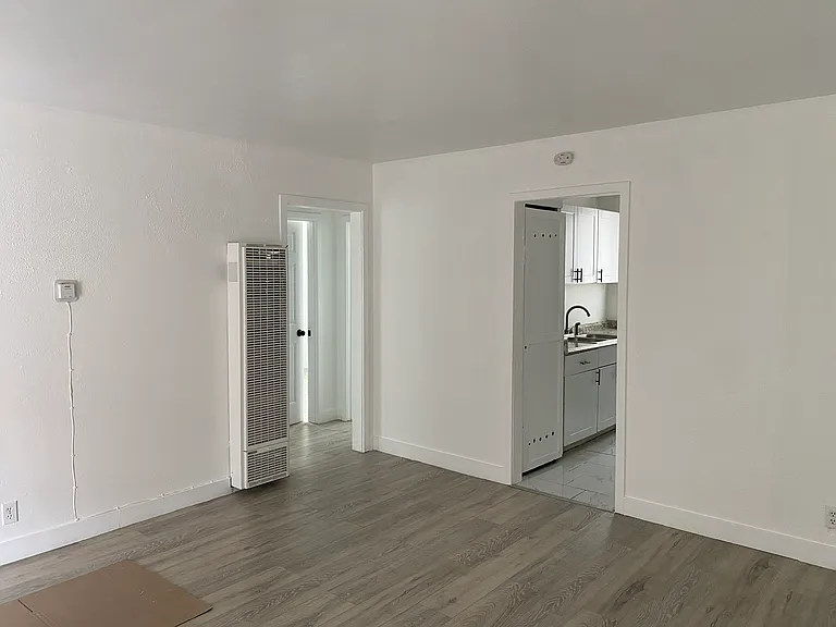 312-314 Maxine Ave — Photo 12