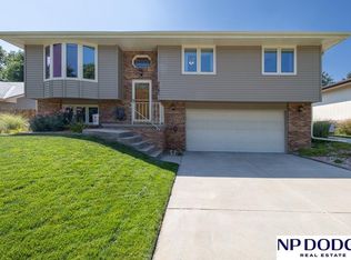 5541 Dove Cir, Lincoln, NE 68516