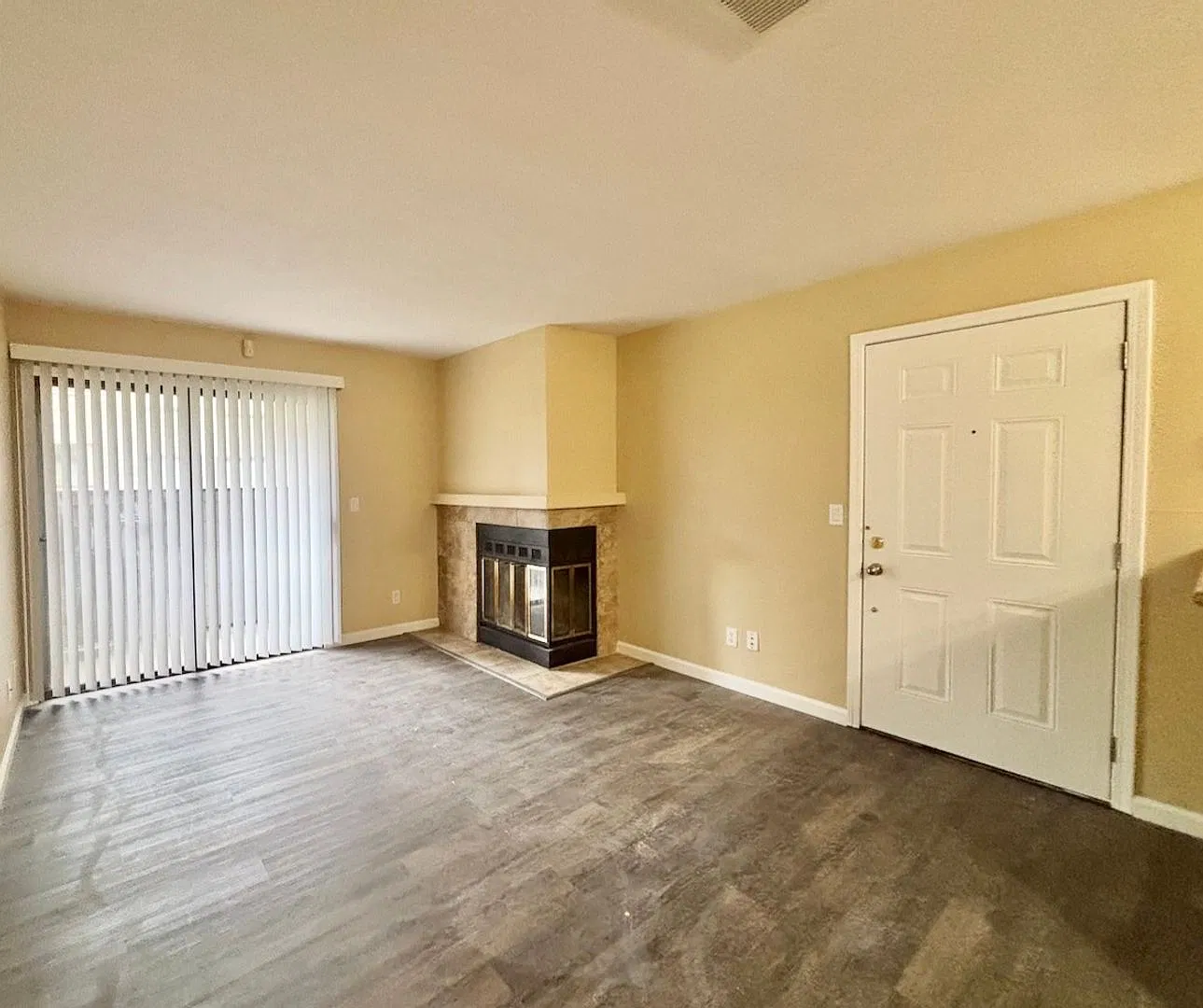 Cozy Two Bedroom Two Bathroom Rosemont Condo — Photo 3
