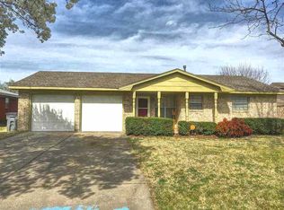 5711 NW Cedarwood Dr, Lawton, OK 73505