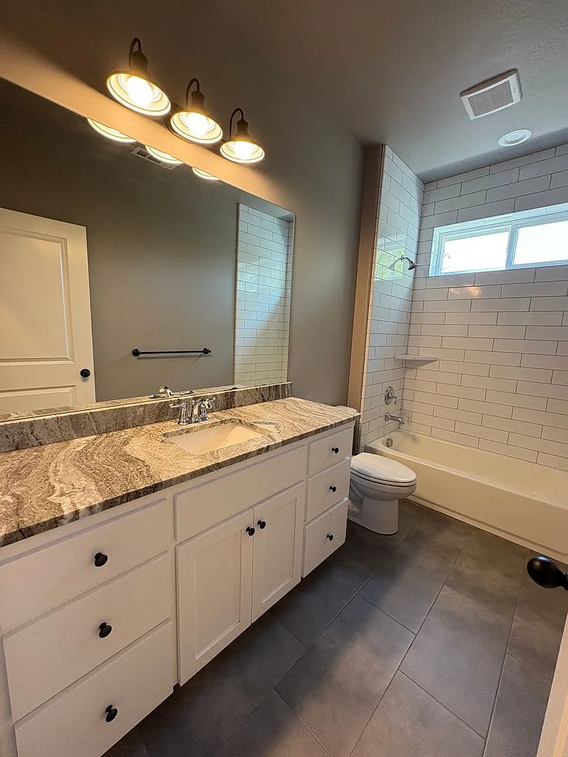 Beautiful 3 Bedroom 2 Bathroom Home in East Medford — Photo 4