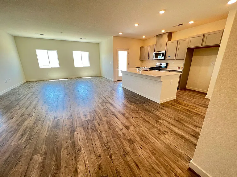 963 Kathryn Ct — Photo 3