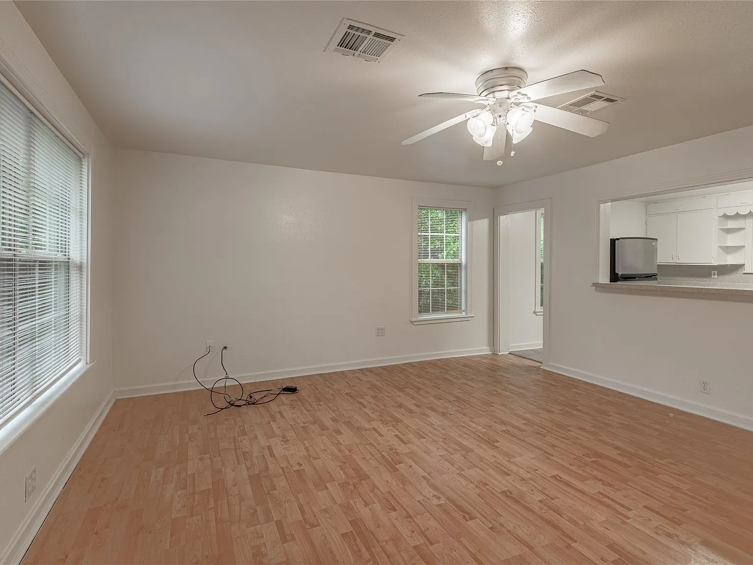 2 bed, 1.0 bath, 988 sqft, $1,100 — Photo 4