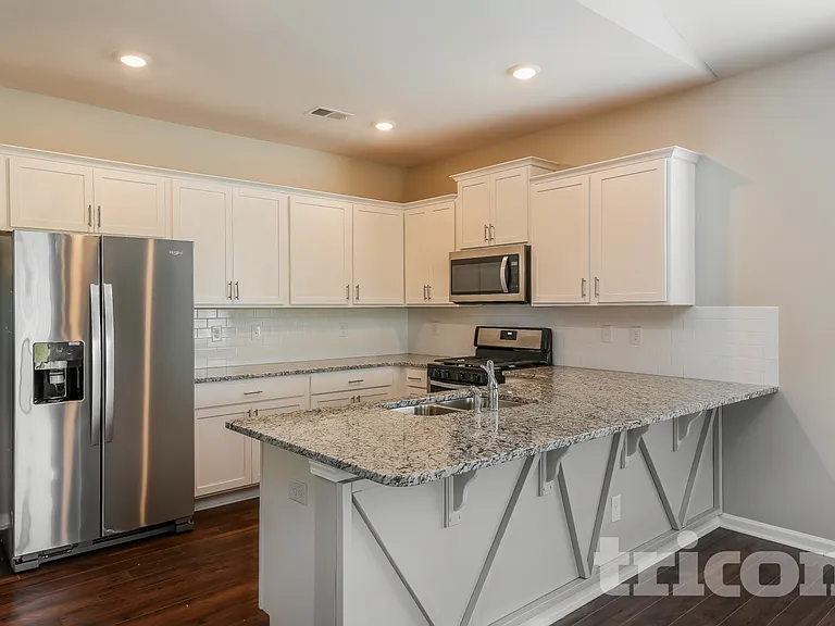 250 Fenwick Dr — Photo 4