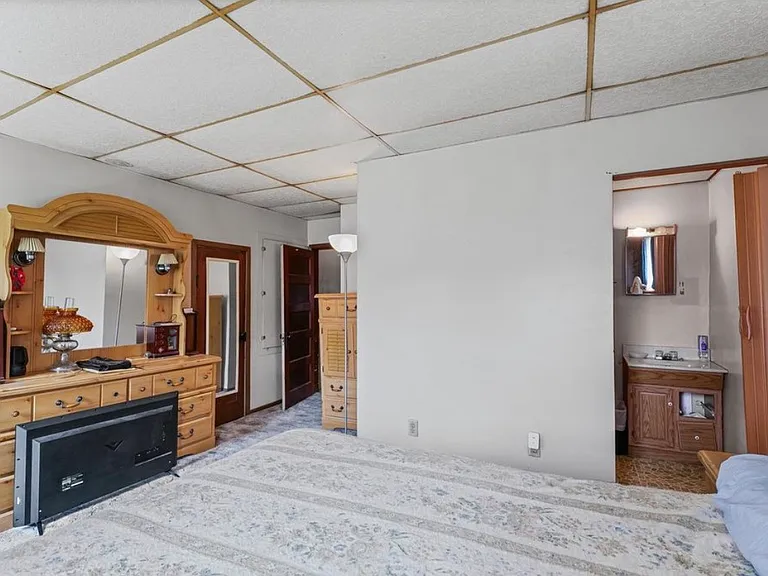 402 W Ash St — Photo 8