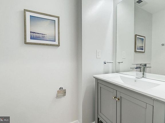 2nd image of 549 Park Rd NW Unit 1