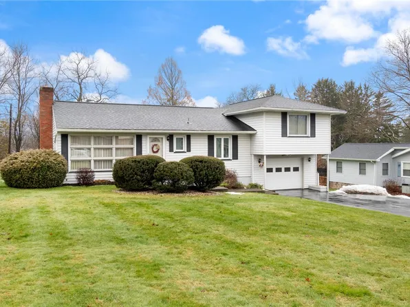 85 Castle Acres Dr, Webster, NY 14580