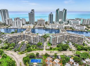 600 Parkview Dr APT 719, Hallandale, FL 33009