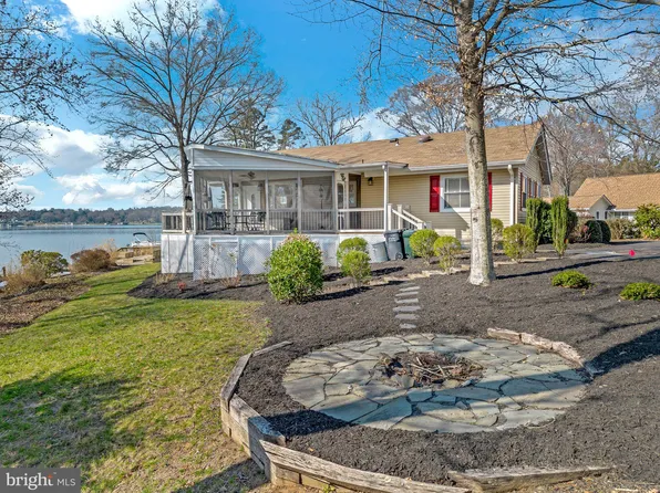 197 N Lakeshore Dr, Louisa, VA 23093