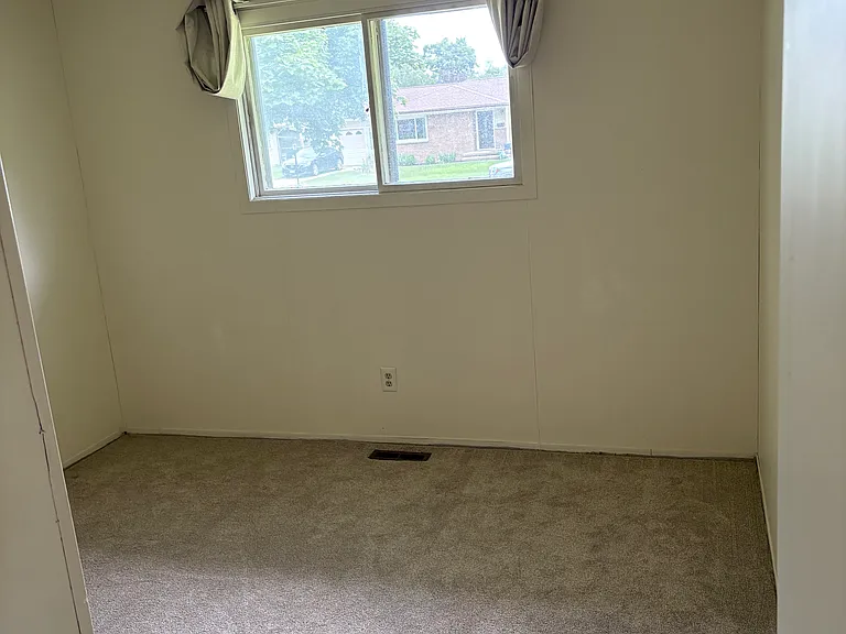 1140 Eastwood Dr — Photo 4