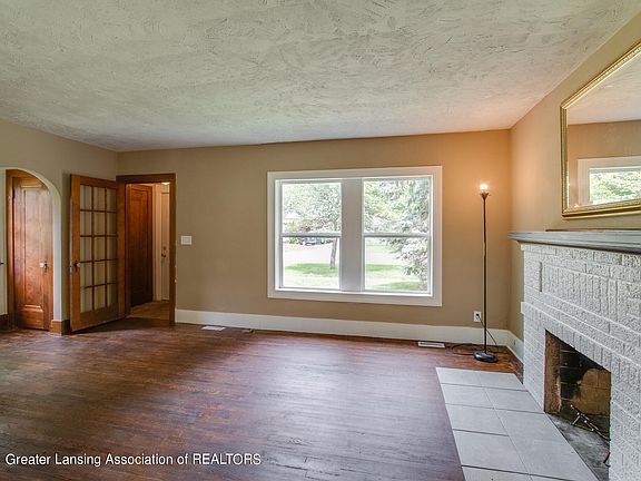 4th image of 2120 E Grand River Ave