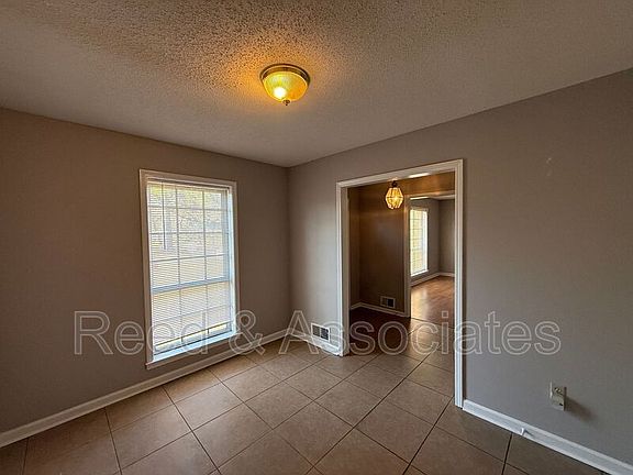 5th image of 4096 Silverleaf Rd