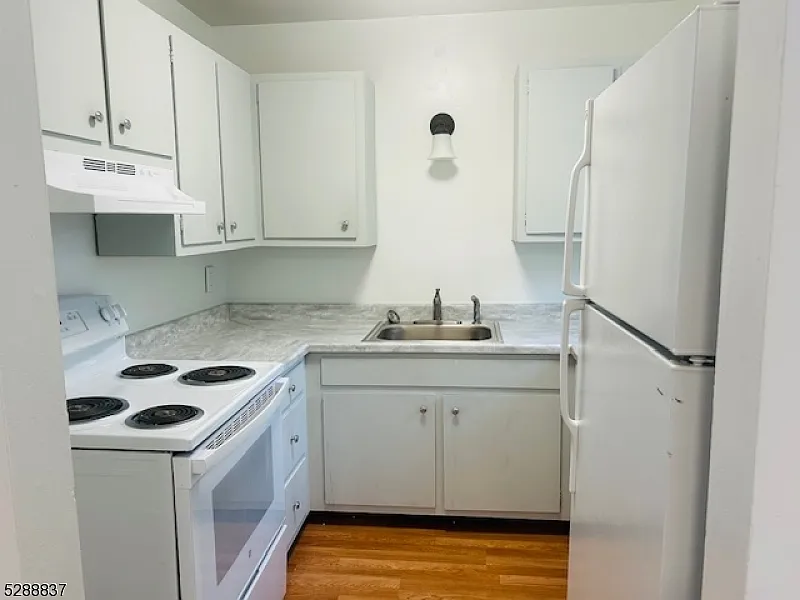 2 bed, 1.0 bath, $1,595 — Photo 2