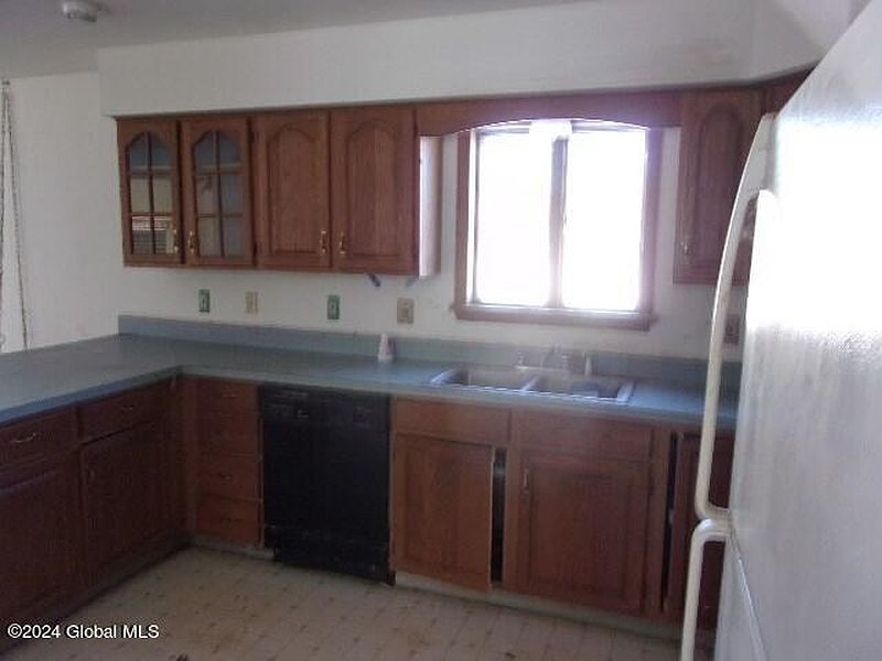 5th image of 591 Plummer Road