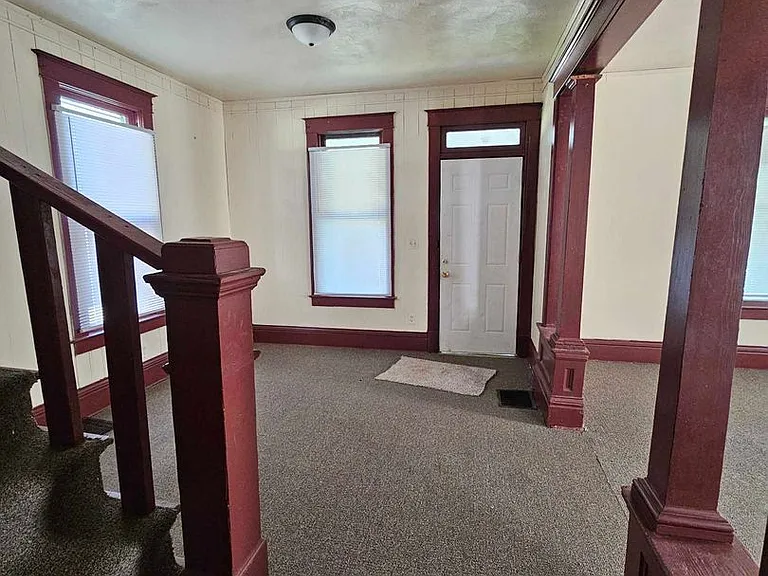 812 E Cantrell St — Photo 3