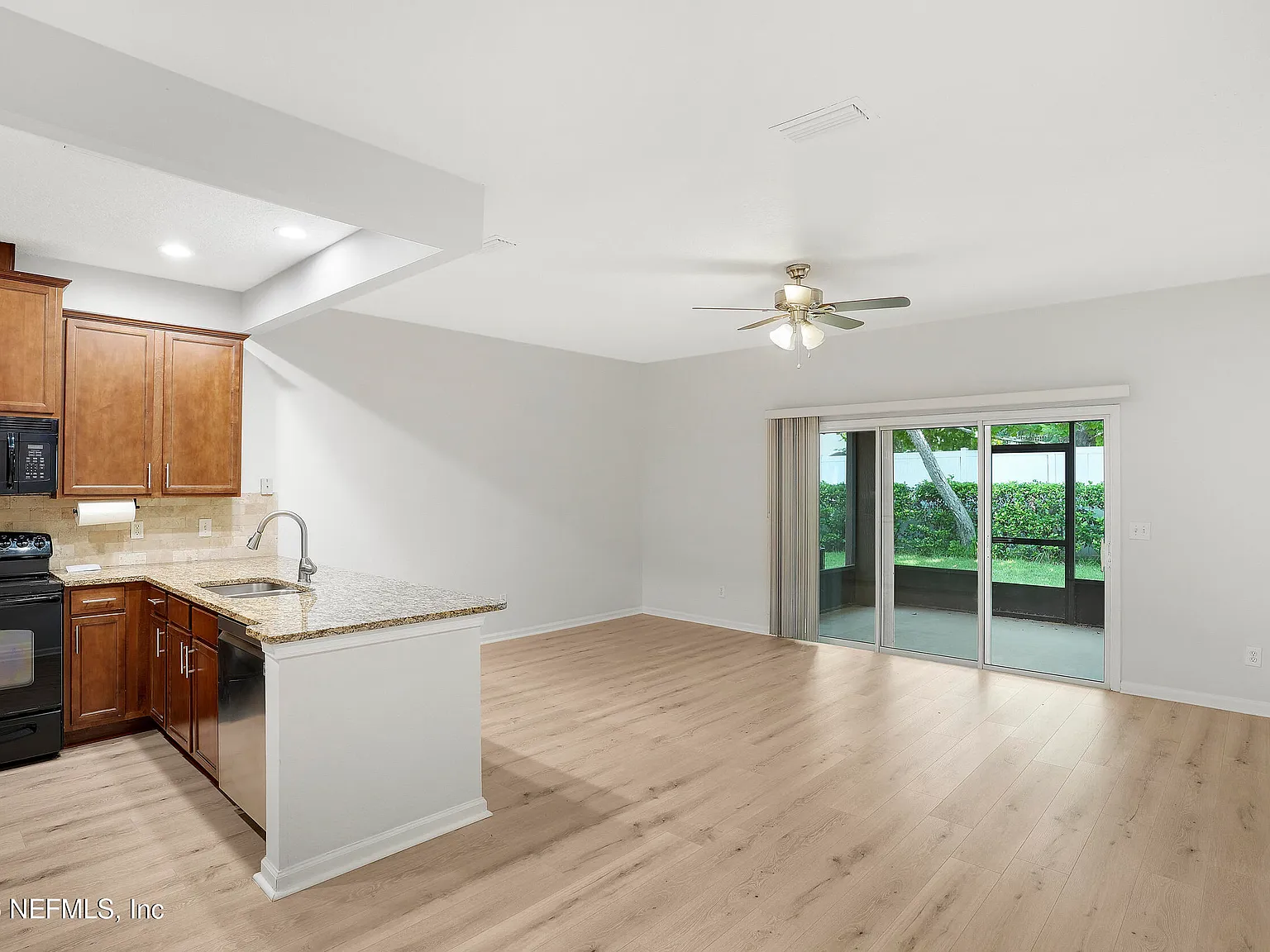 3 bed, 2.5 bath, 1614 sqft, $1,975 — Photo 3