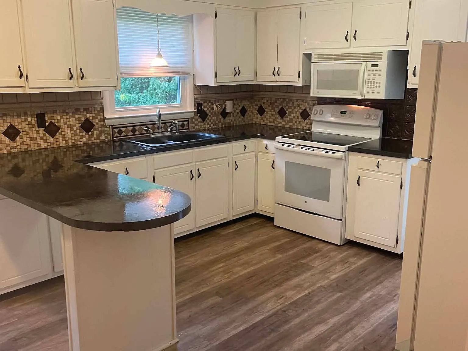3 bed, 1.5 bath, 1100 sqft, $1,500 — Photo 3