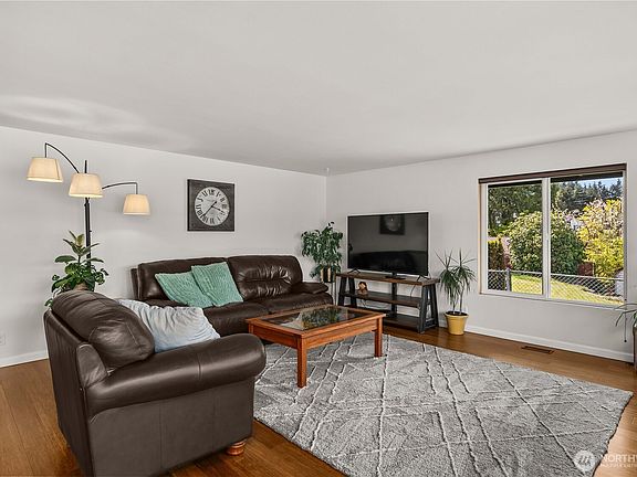 4th image of 17219 33rd Street Ct E