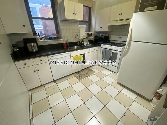 5th image of 715 Parker St APT 2