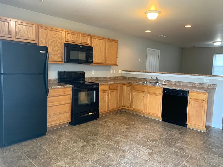102 Fleetwood Dr — Photo 4