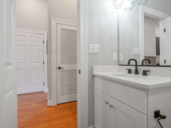18 W Madison St #201