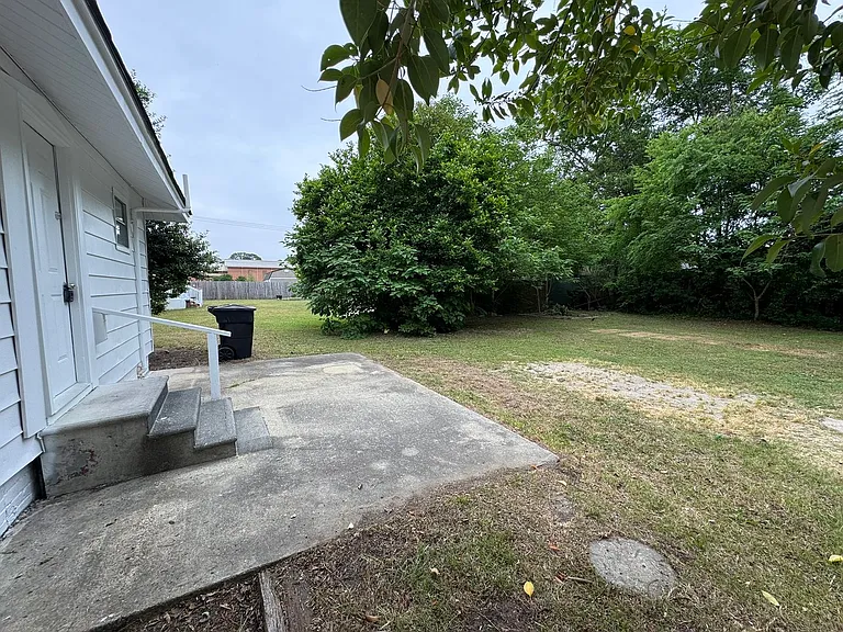 307 E F St — Photo 21