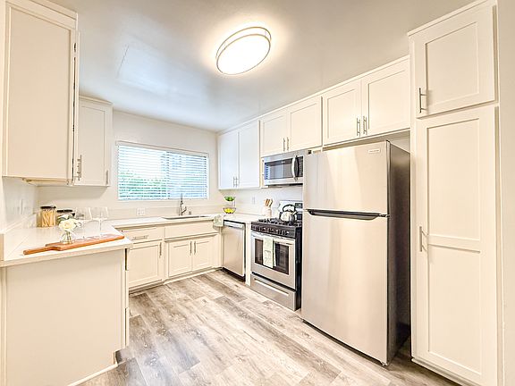 4th image of 14401 Addison St #1