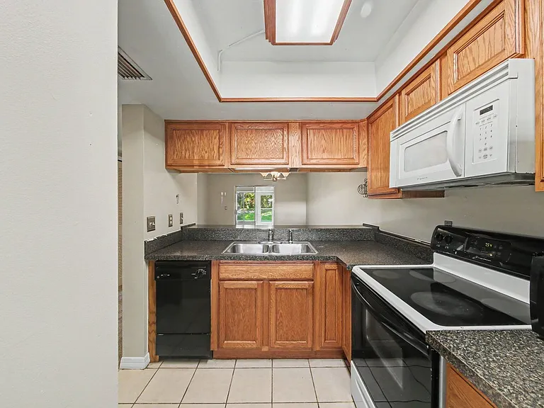 3150 Sir Hamilton Cir #2 — Photo 5