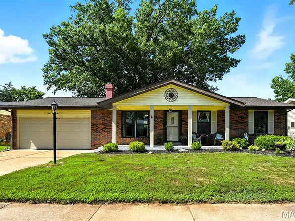 1223 Derbyshire Dr, Ballwin, MO 63021