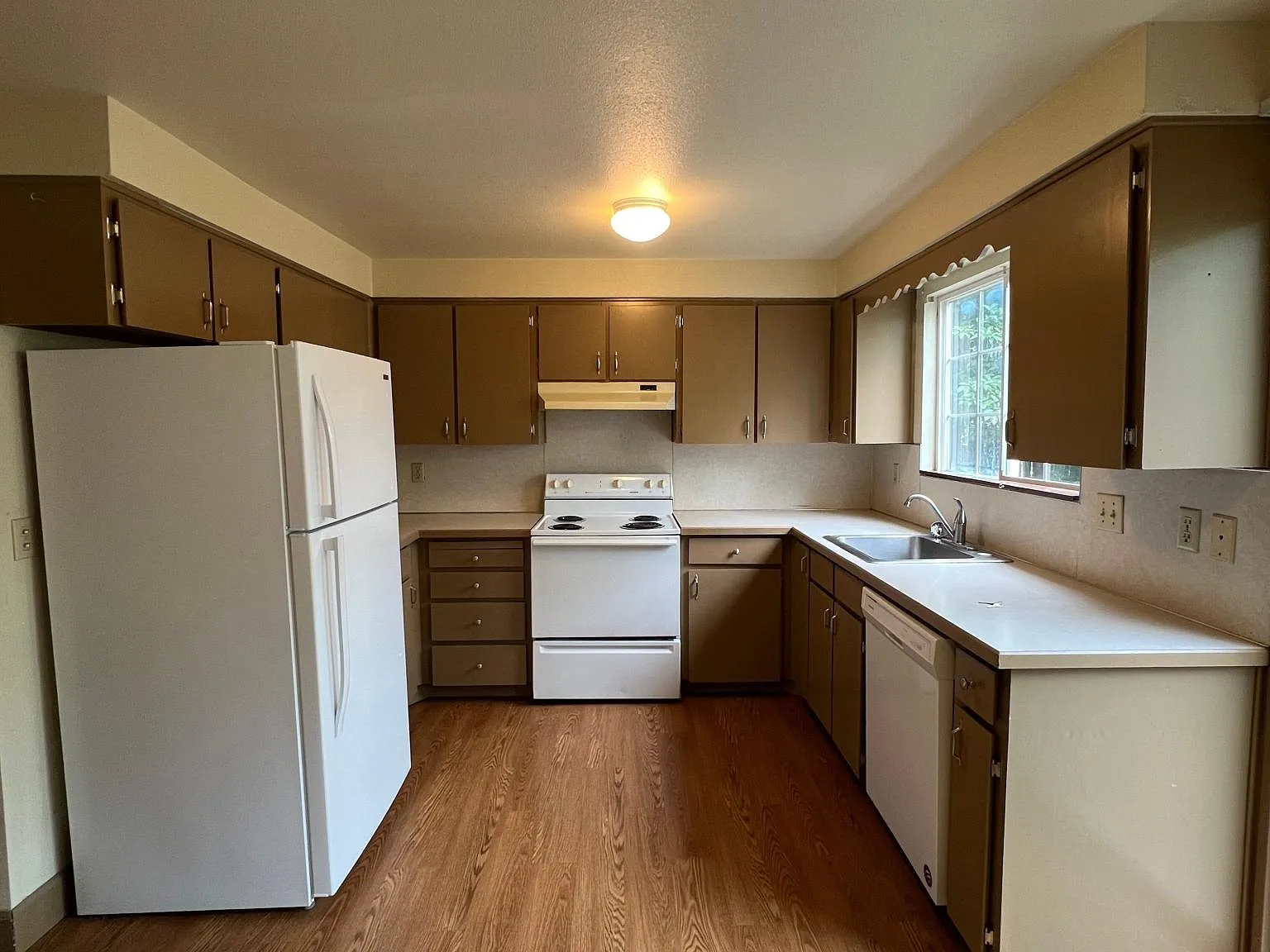 2250 Laurel St — Photo 1