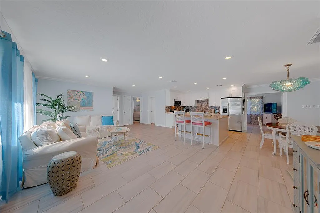 3 bed, 2.0 bath, 1560 sqft, $3,000 — Photo 2