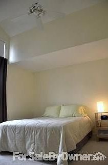 Bedroom w/ ensuite bathroom